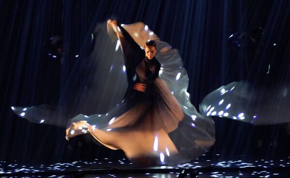 Танцовщица во время исполнения фламенко. - Sputnik Латвия