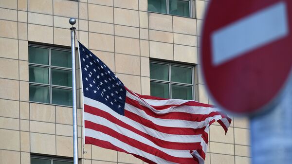 Государственный флаг США у американского посольства в Москве - Sputnik Латвия