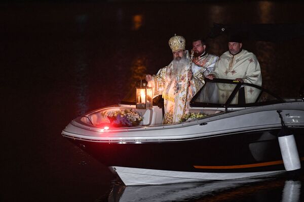 Архиепископ Румынии Teodosie Tomitanul во время пасхальной церемонии  - Sputnik Латвия