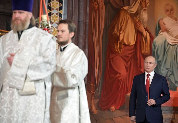  Президент РФ Владимир Путин на праздничном пасхальном богослужении в кафедральном соборном храме Христа Спасителя - Sputnik Латвия