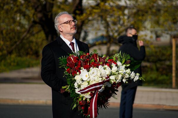 Президент Латвии Эгилс Левитс во время церемонии возложения цветов у памятника Свободы 4 мая - Sputnik Латвия