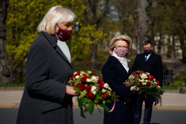 Saeimas spīkere Ināra Mūrniece noliek ziedus pie Brīvības pieminekļa 4. maijā  - Sputnik Latvija