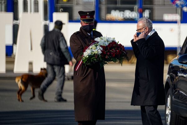 Президент Латвии Эгилс Левитс перед церемонией возложения цветов к памятнику Свободы 4 мая - Sputnik Латвия