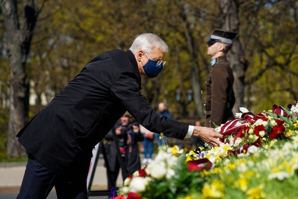 Premjerministrs Krišjānis Kariņš noliek ziedus pie Brīvības pieminekļa 4. maijā - Sputnik Latvija