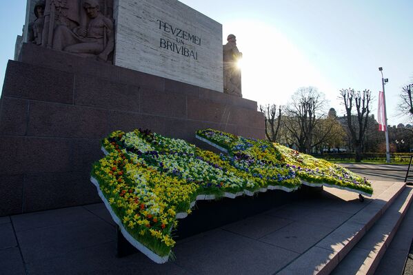 Latvijas karte no ziediem pie Brīvības pieminekļa Latvijas neatkarības atjaunošanas dienā - Sputnik Latvija