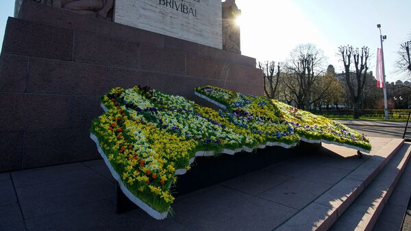 Карта Латвии из цветов у памятника Свободы в День восстановления независимости - Sputnik Латвия