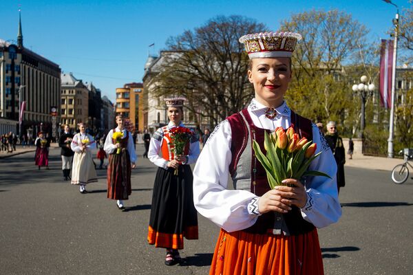Девушки в национальных костюмах у памятника Свободы в День восстановления независимости Латвии - Sputnik Латвия