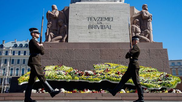 Солдаты почетного караула у памятника Свободы в Риге - Sputnik Латвия