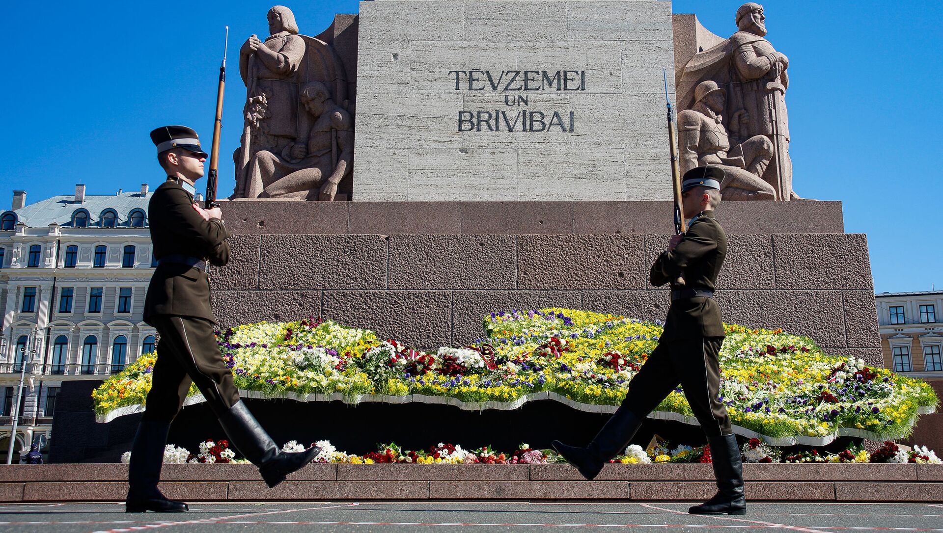 Солдаты почетного караула у памятника Свободы в День восстановления независимости Латвии - Sputnik Латвия, 1920, 04.05.2021