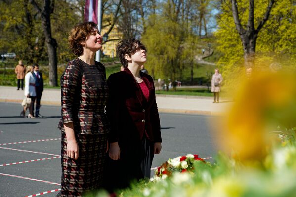Экс-министр финансов Дана Рейзниеце-Озола (слева) у памятника Свободы в День восстановления независимости Латвии - Sputnik Латвия