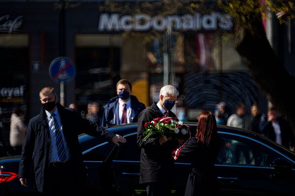 Премьер-министр Кришьянис Кариньш приехал с цветами к памятнику Свободы - Sputnik Латвия