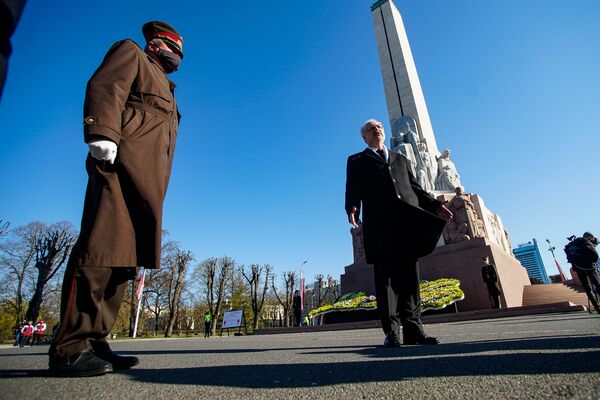 Goda sardzes karavīrs un Latvijas prezidents Egils Levits pie Brīvības pieminekļa Latvijas neatkarības atjaunošanas dienā - Sputnik Latvija