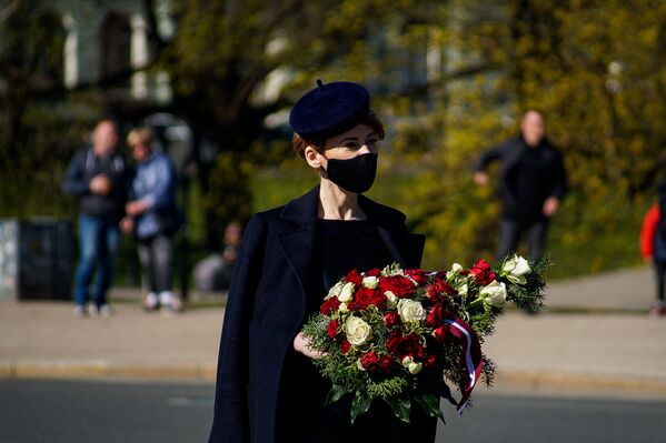 Saeimas deputāte Marija Golubeva ar ziediem Latvijas neatkarības atjaunošanas dienā - Sputnik Latvija
