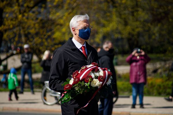 Premjerministrs Krišjānis Kariņš ziedu nolikšanas ceremonijas laikā pie Brīvības pieminekļa 4. maijā - Sputnik Latvija