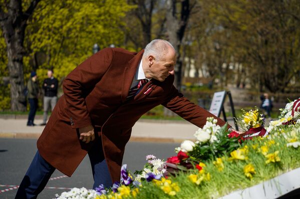 Депутат Сейма Иван Клементьев во время возложения цветов к памятнику Свободы в День восстановления независимости Латвии - Sputnik Латвия