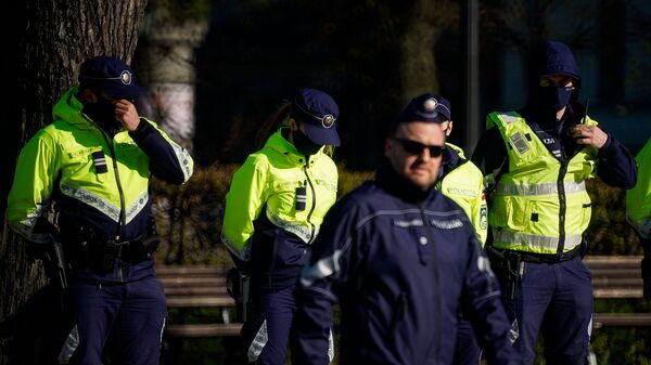 Полиция обеспечивает порядок в Риге в День восстановления независимости Латвии - Sputnik Латвия