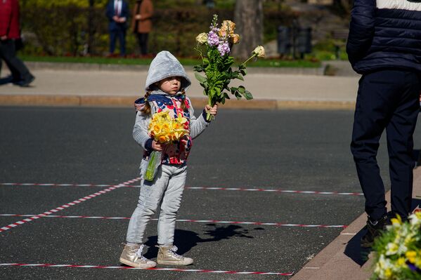 Meitene ar ziediem - Sputnik Latvija