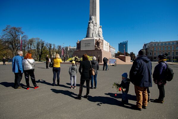 Cilvēki pie Brīvības pieminekļa Latvijas neatkarības atjaunošanas dienā - Sputnik Latvija