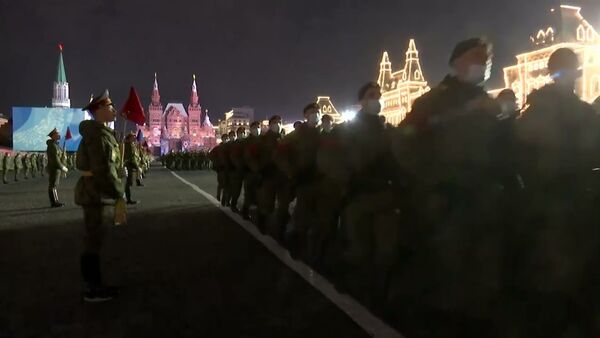 Как прошла первая ночная репетиция парада Победы в Москве - Sputnik Latvija