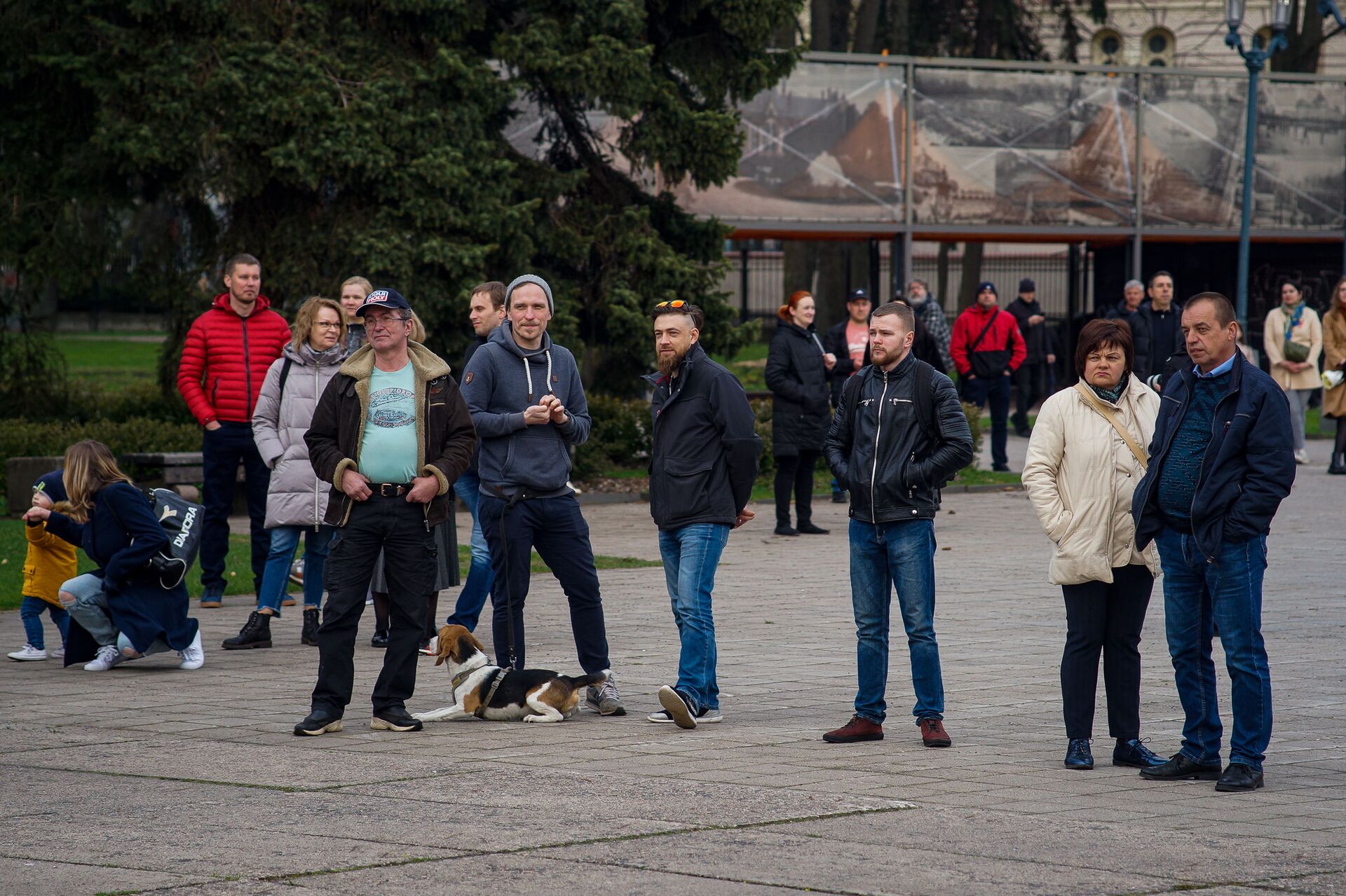 Люди собрались на Эспланаде у памятника Райниса в День восстановления независимости - Sputnik Латвия, 1920, 01.06.2021