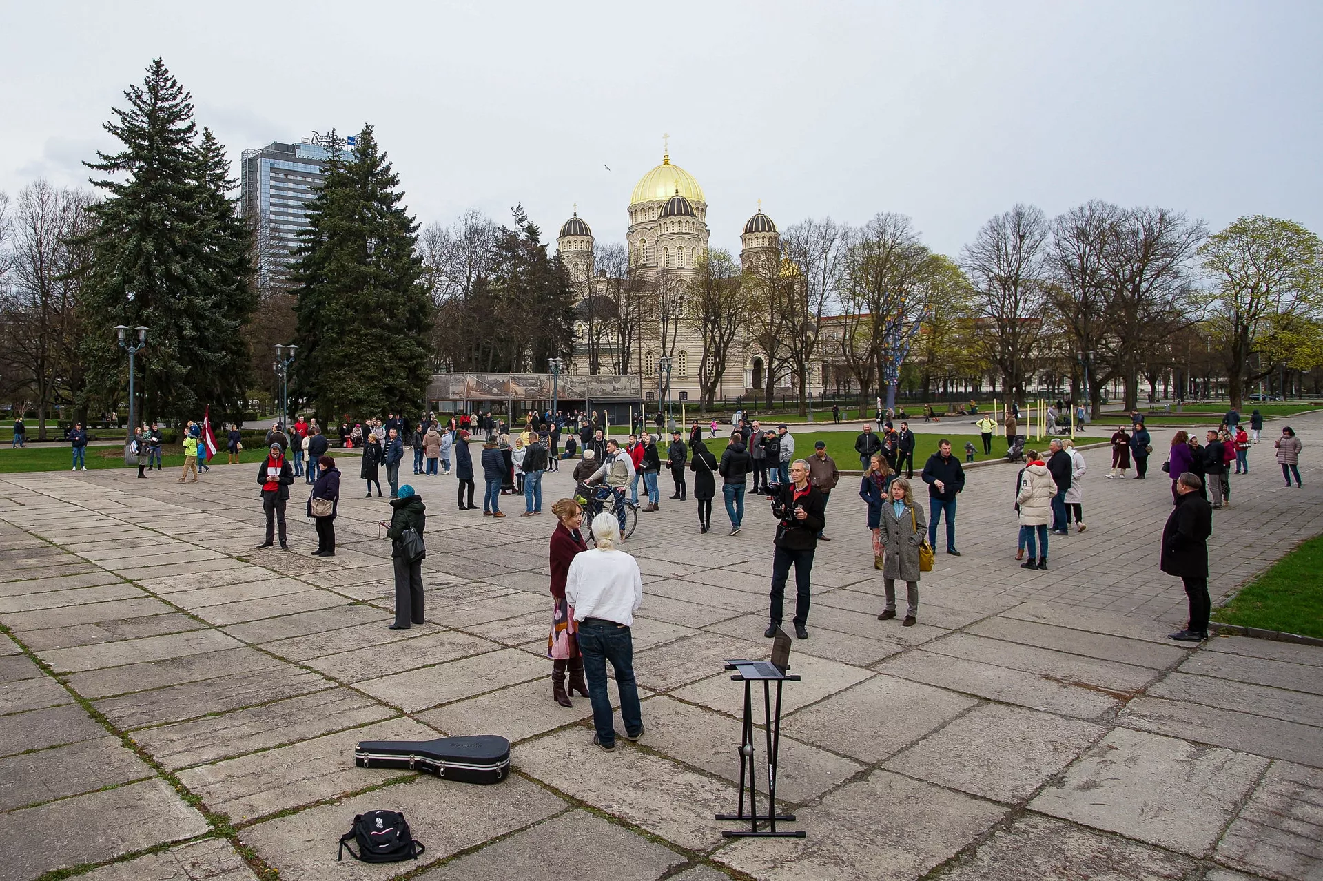 Это массовая вылазка подышать воздухом или все же митинг с соблюдением антиковидных требований? - Sputnik Латвия, 1920, 01.06.2021