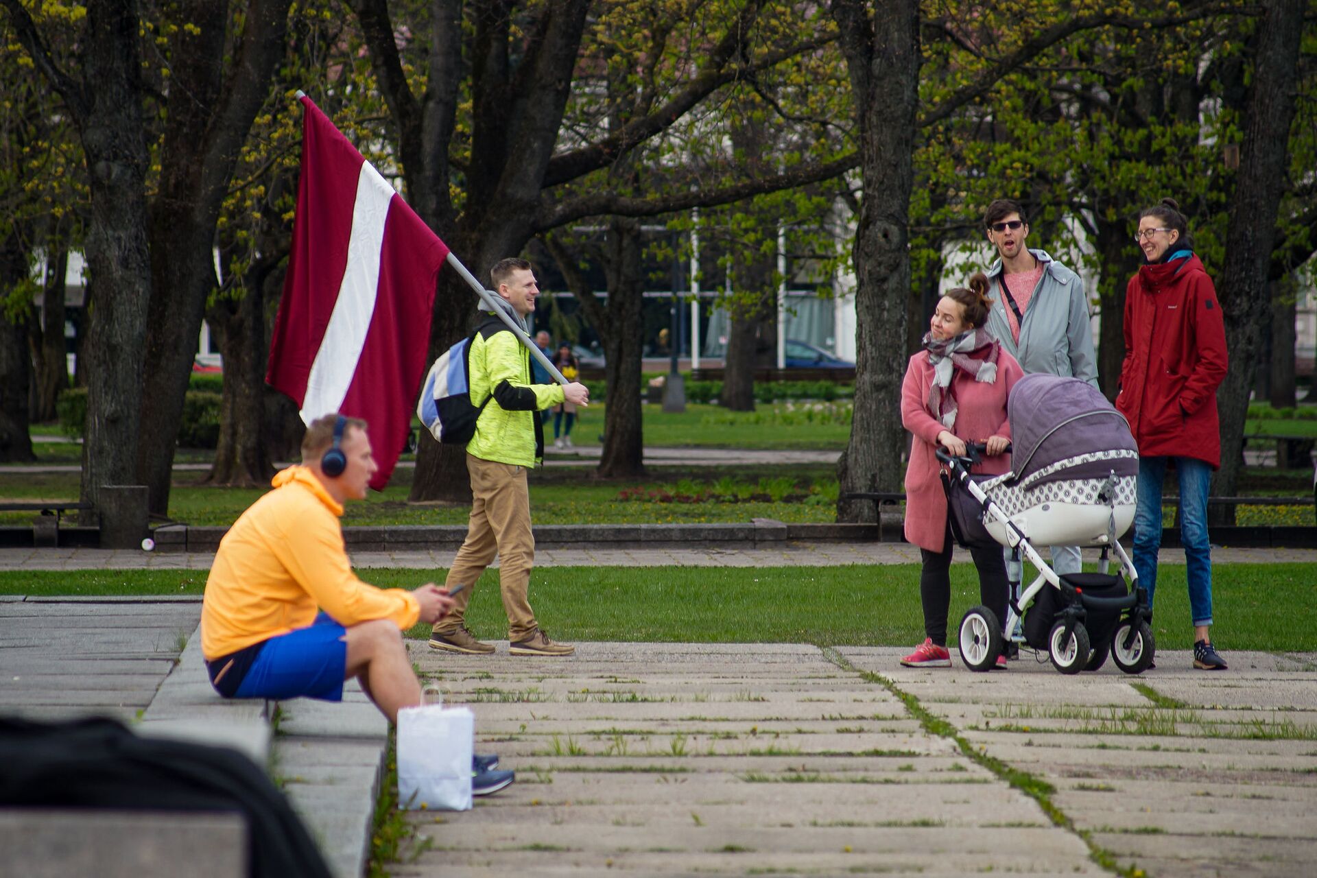 Люди собрались на Эспланаде у памятника Райниса в поддержку Алдиса Гобземса - Sputnik Латвия, 1920, 01.06.2021