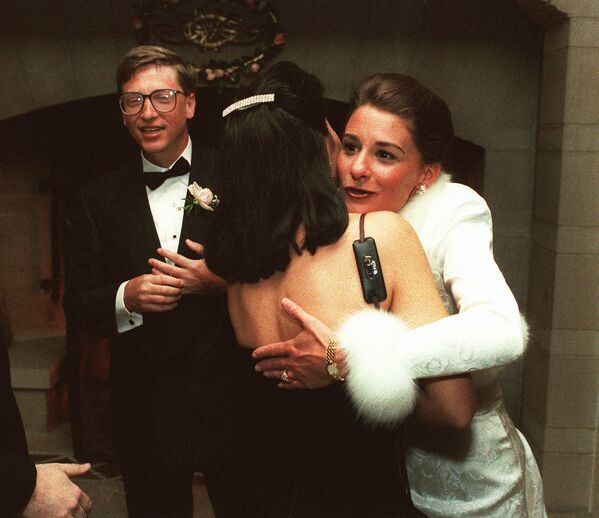 Билл Гейтс с супругой Мелиндой через неделю после бракосочетания, 1994 год. - Sputnik Латвия