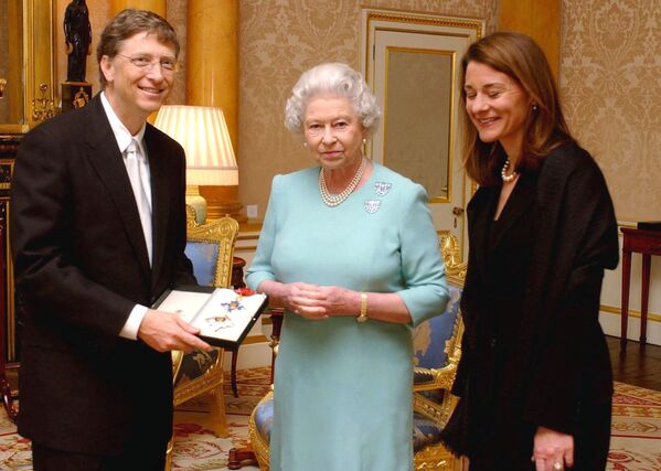 Билл Гейтс с супругой Мелиндой на встрече с королевой Великобритании Елизаветой II, 2005 год. - Sputnik Латвия