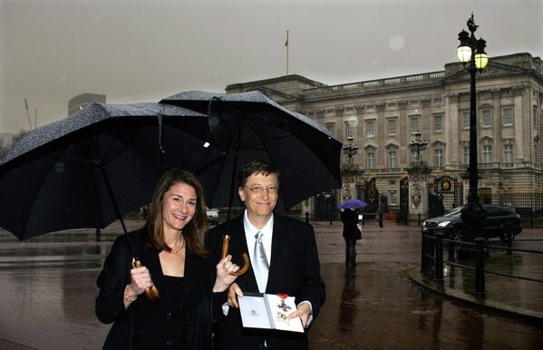 Билл Гейтс с супругой Мелиндой у Букингемского дворца в Лондоне, 2005 год. - Sputnik Латвия