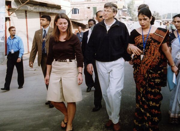 Билл Гейтс с супругой Мелиндой в Бангладеш, 2005 год. - Sputnik Латвия
