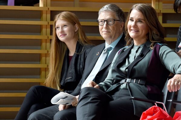 Билл Гейтс с супругой Мелиндой и младшей дочерью Фиби Адель, 2017 год. - Sputnik Латвия