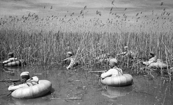 Разведчики форсируют кубанские плавни, 1943 год - Sputnik Латвия