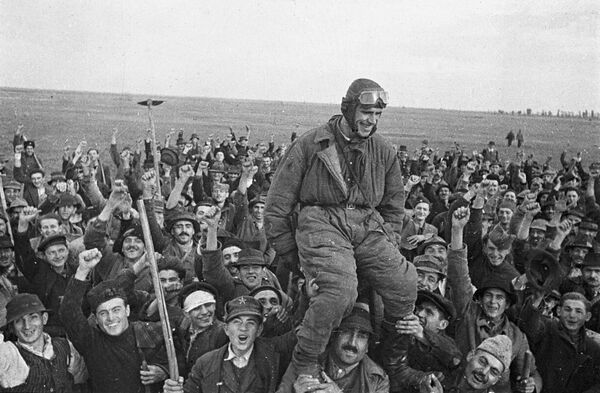 Жители деревни Омолица приветствуют советского летчика Семена Бойко, прилетевшего первым на югославскую землю, 1944 год - Sputnik Латвия