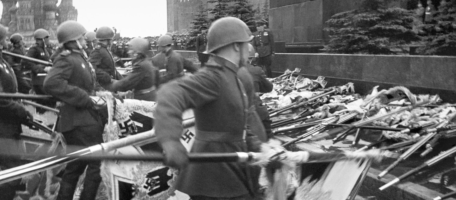 Парад Победы на Красной площади, 1945 год - Sputnik Латвия, 1920, 09.05.2021