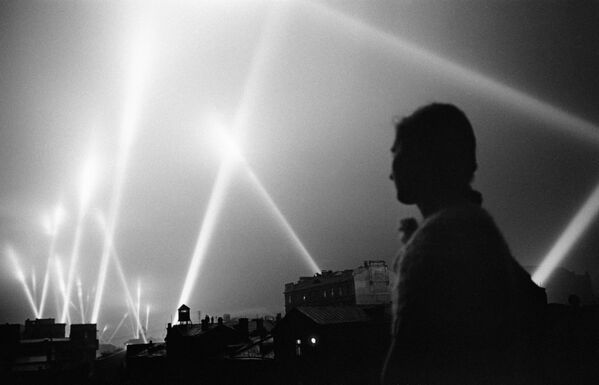 Лучи прожекторов войск ПВО освещают небо Москвы, 1941 год - Sputnik Латвия