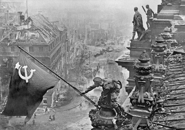 Великая Отечественная война 1941-1945 гг. Знамя Победы над Берлином. - Sputnik Латвия