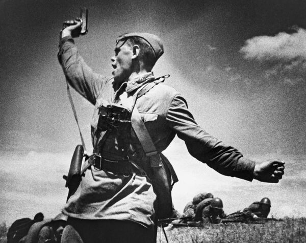 1941. — 1945. gada Lielais Tēvijas karš. Maksa Alperta fotogrāfija Bataljona komandieris. 18. armijas 4. strēlnieku divīzijas 220. strēlnieku pulka jaunākais politiskais vadītājs Aleksejs Jerjomenko nomainīja ievainoto rotas komandieri un gāja bojā, vedot karavīrus pretuzbrukumā. Luganskas apgabala Slavjanoserbskas rajona ciems Horošeje. - Sputnik Latvija