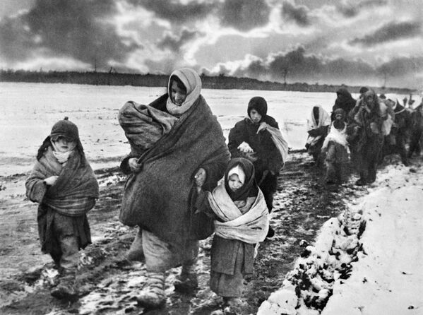 Padomju sievietes un bērni atgriežas mājās 1943. gads - Sputnik Latvija