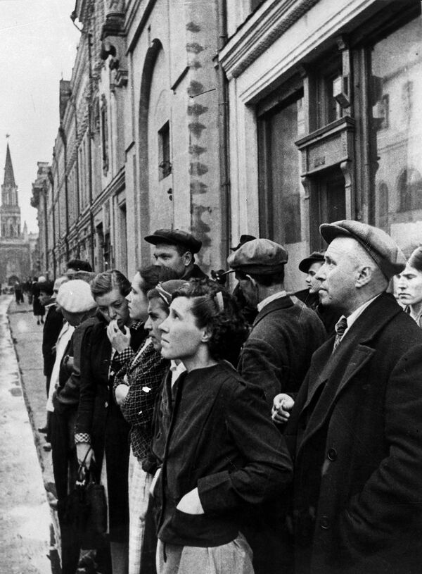 Maskavas iedzīvotāji klausās ziņojumu par fašistiskās Vācijas uzbrukumu Padomju Savienībai 1941. gada 22. jūnijā - Sputnik Latvija