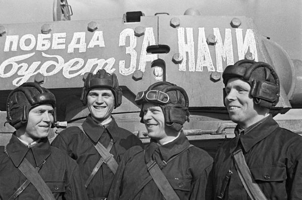 Tanku pulks pirms došanās uz fronti. Maskava, 1941. gada jūnijs - Sputnik Latvija