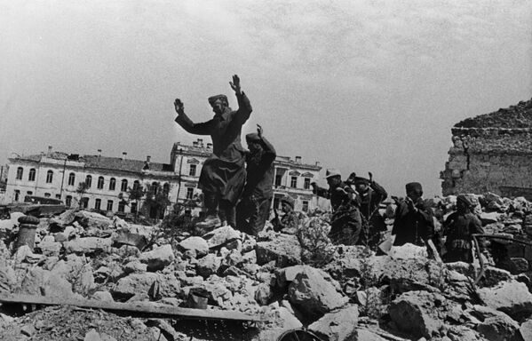Sagūstīti vācieši Sevastopoles drupās, 1942. gads - Sputnik Latvija