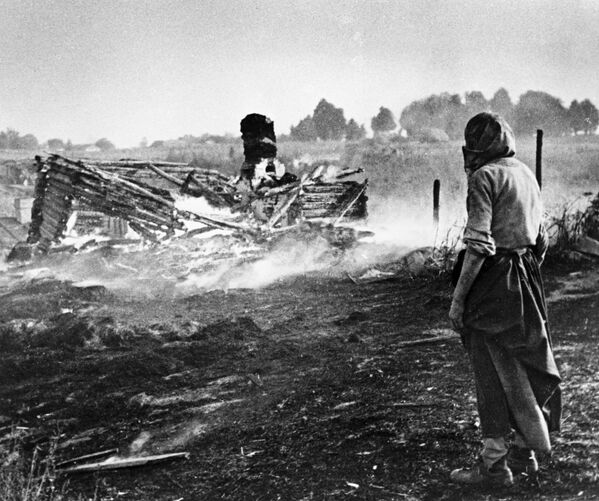 Hitlerieši nodedzināja baltkrievu ciemu, 1944. gads - Sputnik Latvija
