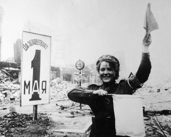 Kara tehnikas kustības regulētāja Marija Šaļņova Berlīnē, 1945. gads - Sputnik Latvija