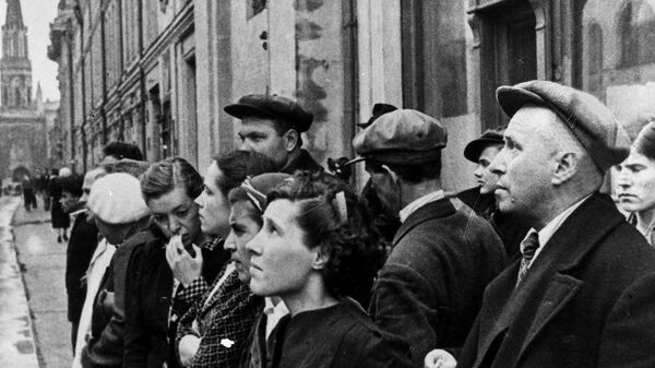 Maskavas iedzīvotāji klausās paziņojumu par kara sākšanu 1941. gada 22. jūnijs - Sputnik Latvija