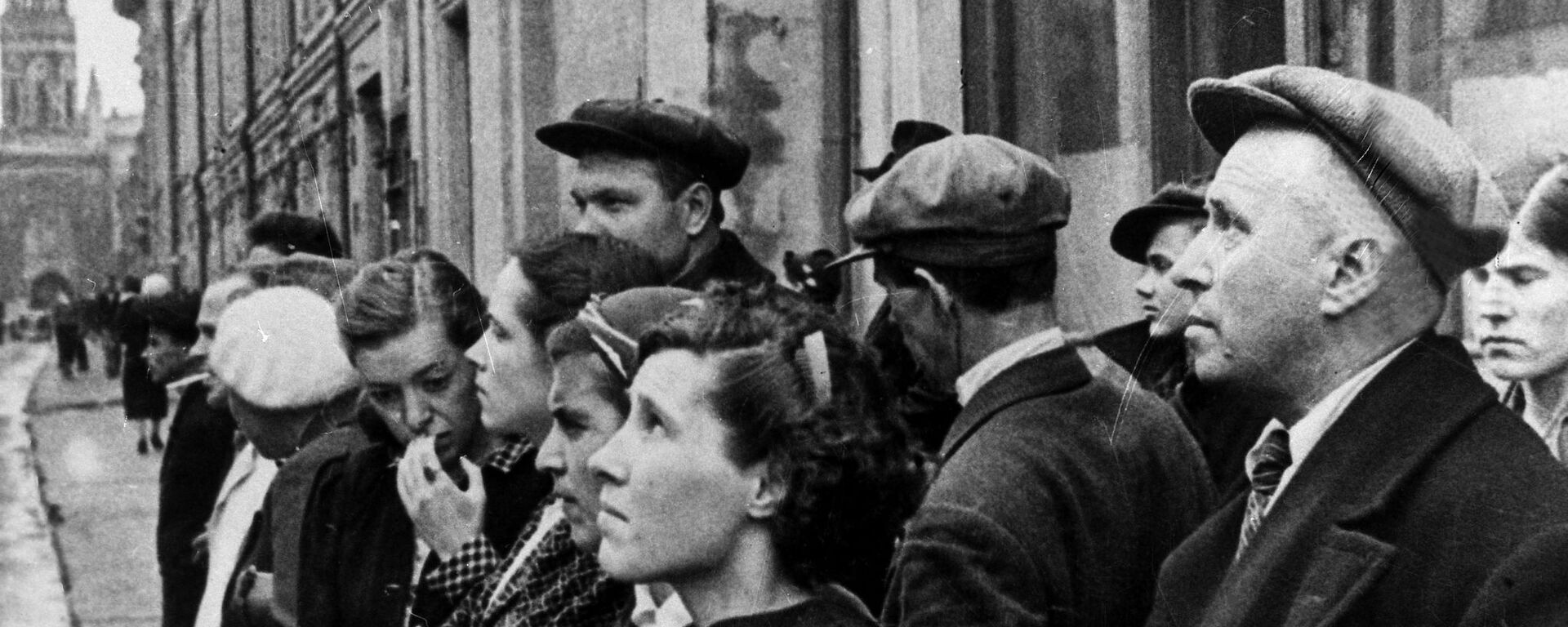 Maskavas iedzīvotāji klausās paziņojumu par kara sākšanu 1941. gada 22. jūnijs - Sputnik Latvija, 1920, 22.06.2021