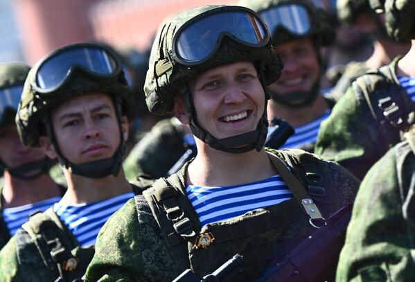 Военнослужащие Воздушно-десантных войск во время генеральной репетиции парада. - Sputnik Латвия