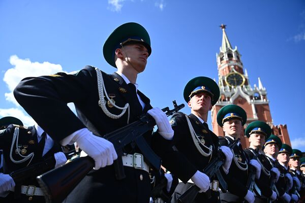 Военнослужащие парадных расчетов во время генеральной репетиции парада. - Sputnik Латвия