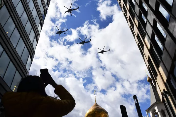 Trieciena helikopteri Mi-28N Nochnoi okhotnik parādes mēģinājumā Trieciena helikopteri Mi-28N Nochnoi okhotnik parādes mēģinājumā - Sputnik Latvija