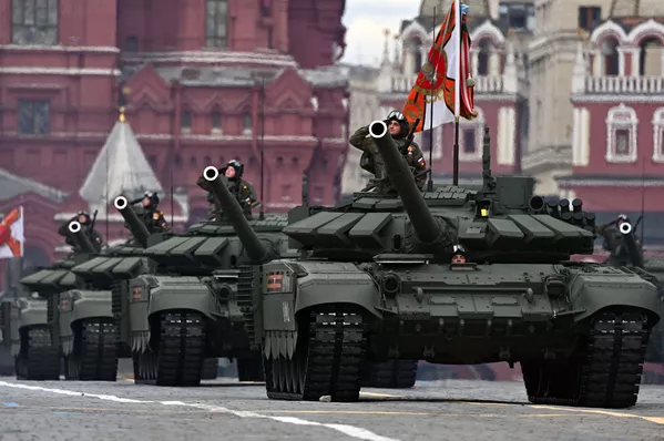 Tanks T-72BZM Uzvaras Lielajā Tēvijas karā 76. gadadienai veltītās parādes ģenerālmēģinājumā Maskavā Tanks T-72BZM Uzvaras Lielajā Tēvijas karā 76. gadadienai veltītās parādes ģenerālmēģinājumā Maskavā - Sputnik Latvija