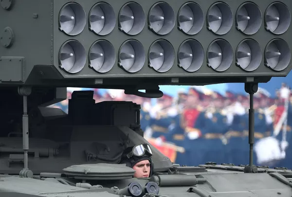 Smagās liesmumetēja sistēmas TOS-1A Solncepyok ekipāžas loceklis Smagās liesmumetēja sistēmas TOS-1A Solncepyok ekipāžas loceklis - Sputnik Latvija